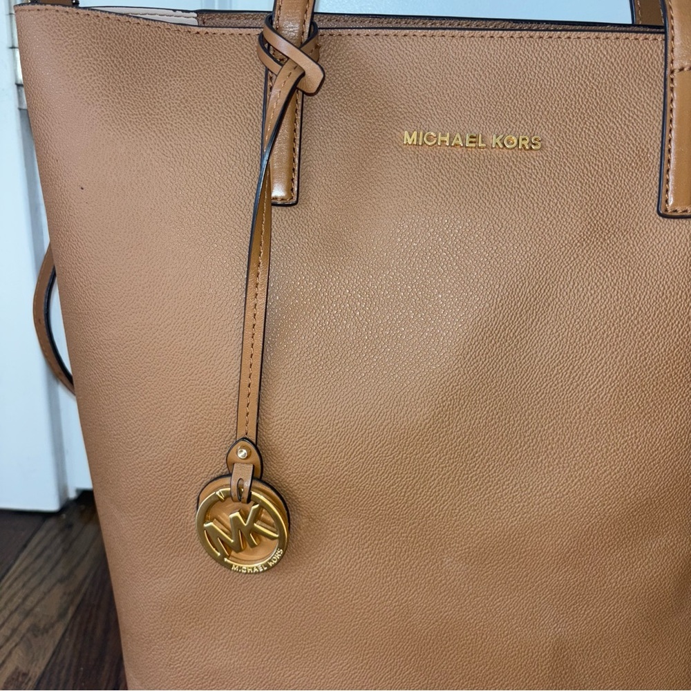 Michael Kors Women’s Hayley Acorn/Oyster Bag - Picture 5 of 15